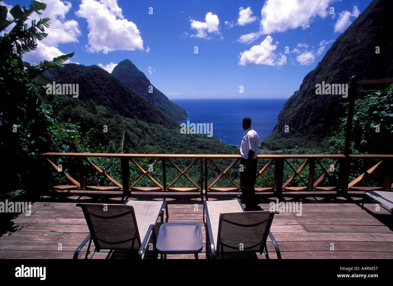 Il balcone presso una delle ville di Il Ladera resort si affaccia sul pitons St Lucia Foto Stock