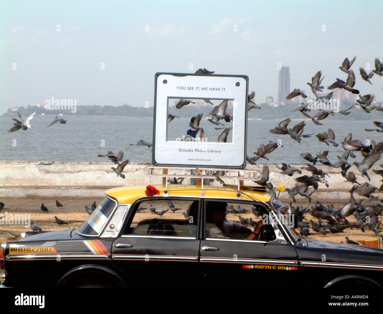 La SOA98750 Dinodia Photo Library promozione su un taxi di Mumbai India Maharashtra Foto Stock