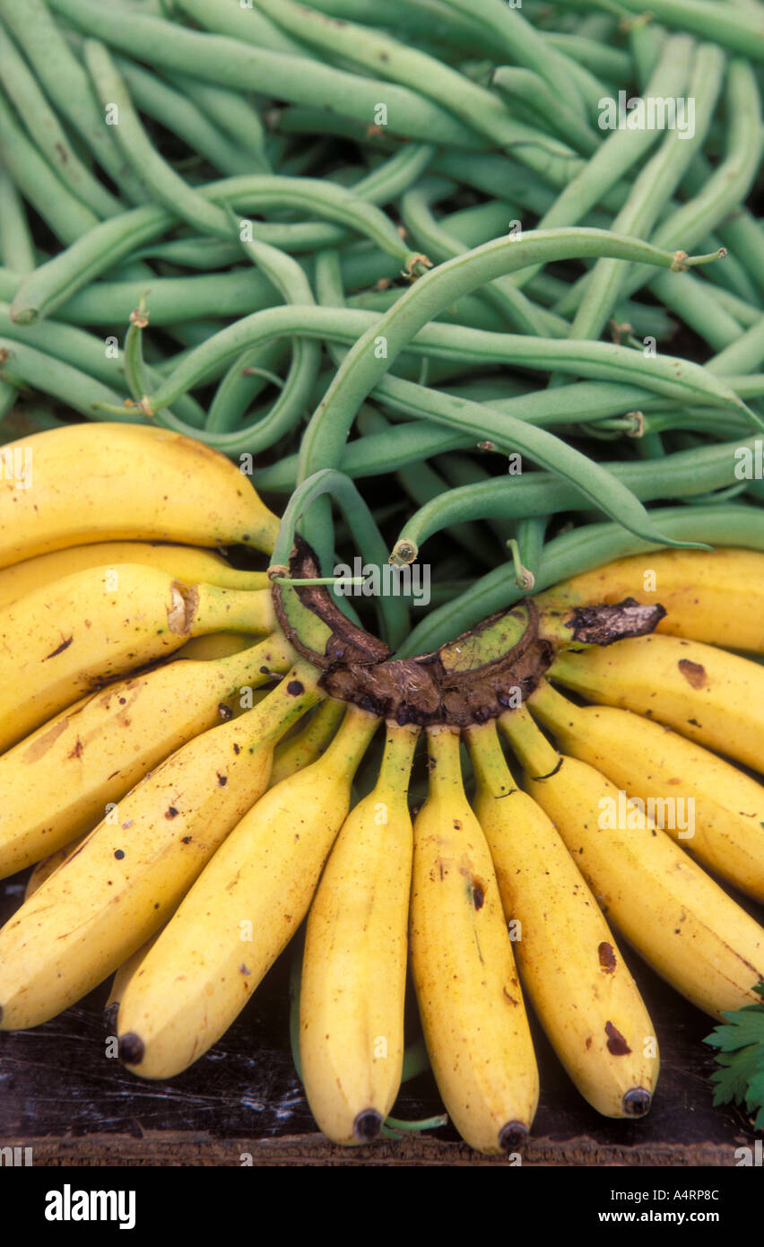 Banane e piselli verdi al mercato Martinica Foto Stock