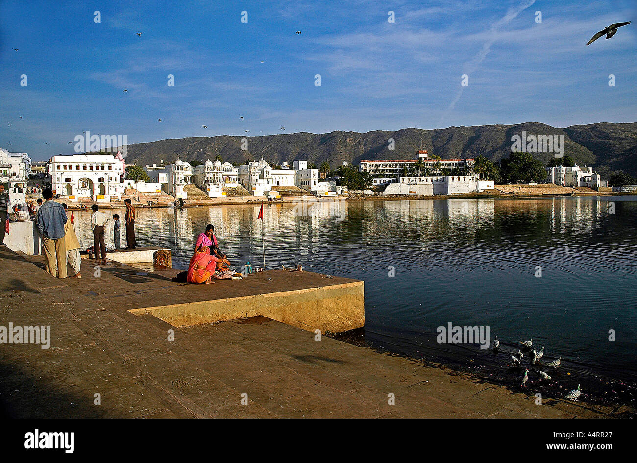 Lago di Pushkar circondato da havelis e case Pushkar Rajasthan in India Foto Stock