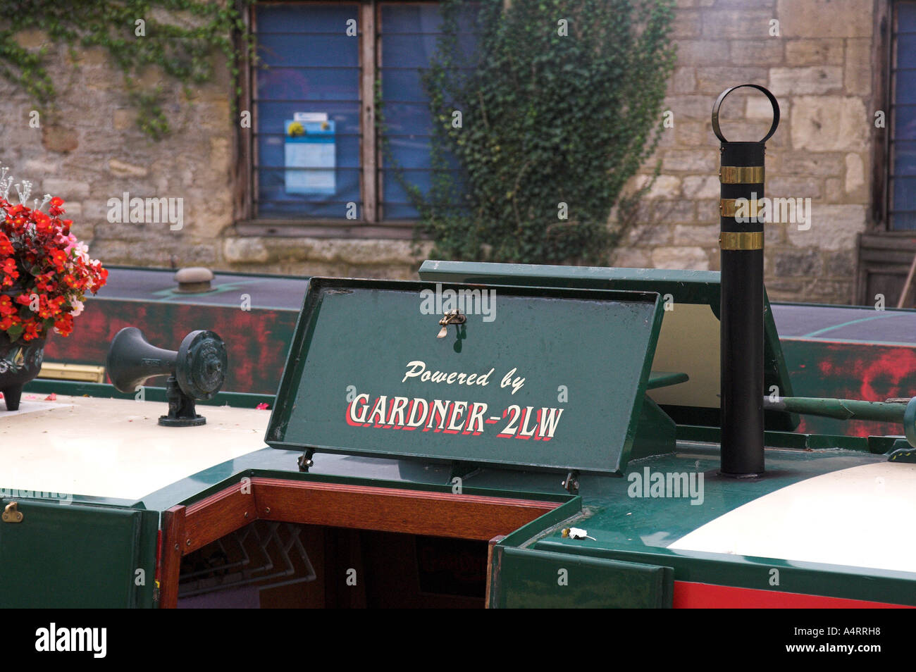 Close up di un costruttore di motori' s logo, visualizzati su una piccola barca, ormeggiata sul canal vicino a Bradford-on-Avon, Wiltshire. Foto Stock