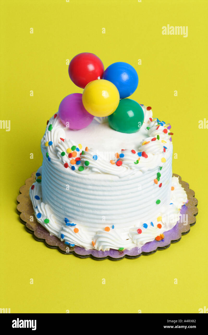 Torta di compleanno su sfondo giallo Foto Stock