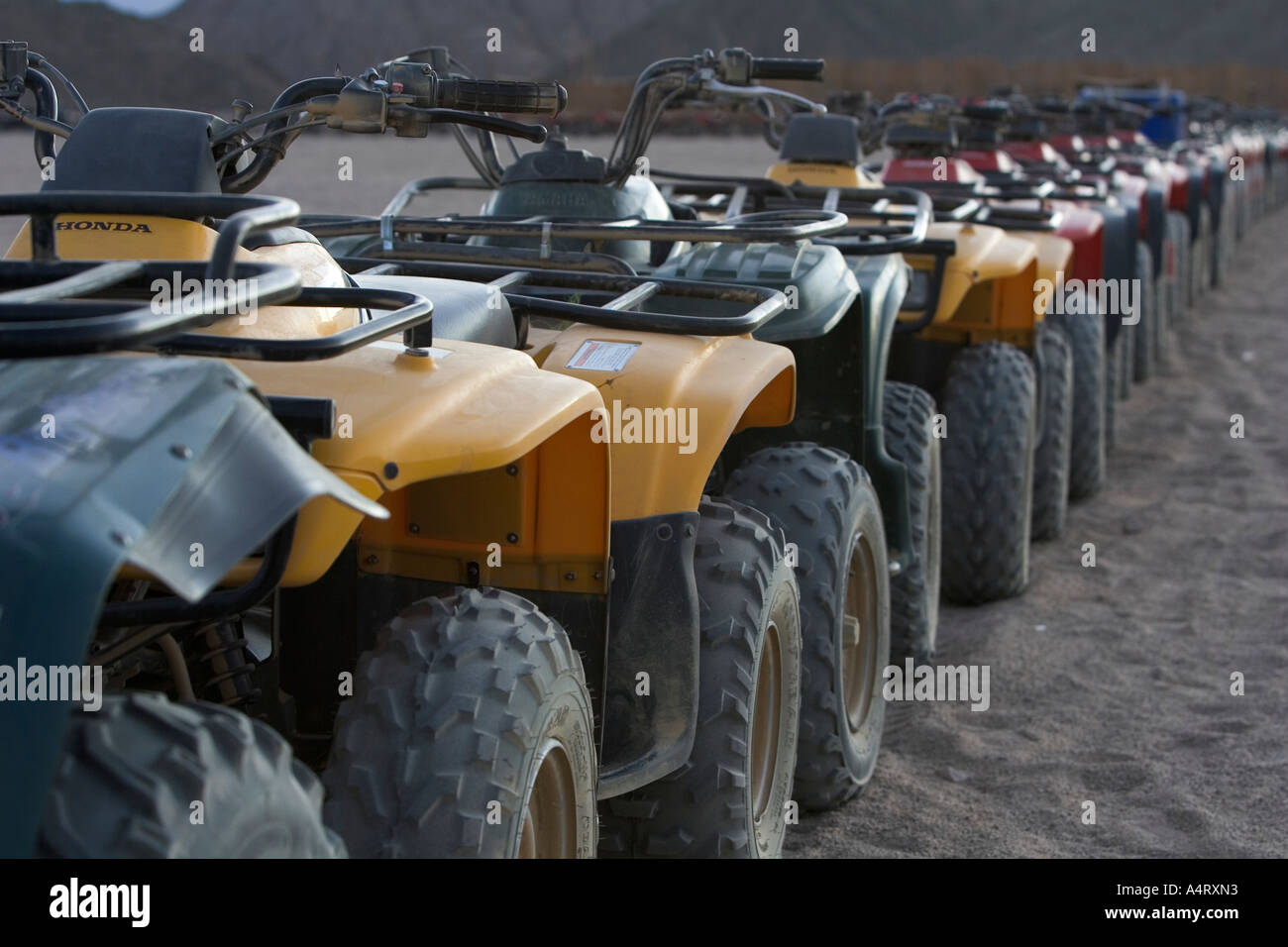 Ravvicinata di una moto quad nel deserto Foto Stock