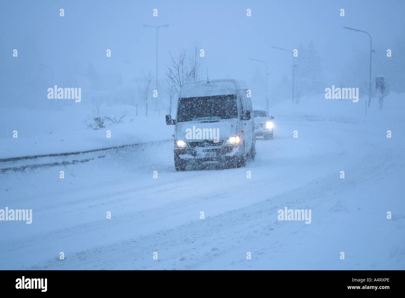 I veicoli che viaggiano durante la bufera di neve. St Anton. Austria. Foto Stock