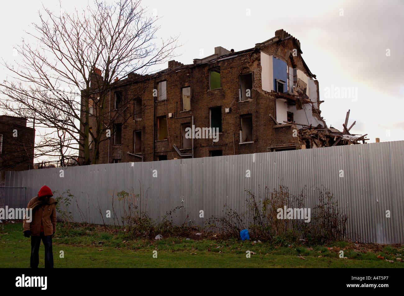 Demolizione di fila di case vittoriane accovacciata in precedenza in St Agnes posto Kennington Londra Sud. Foto Stock