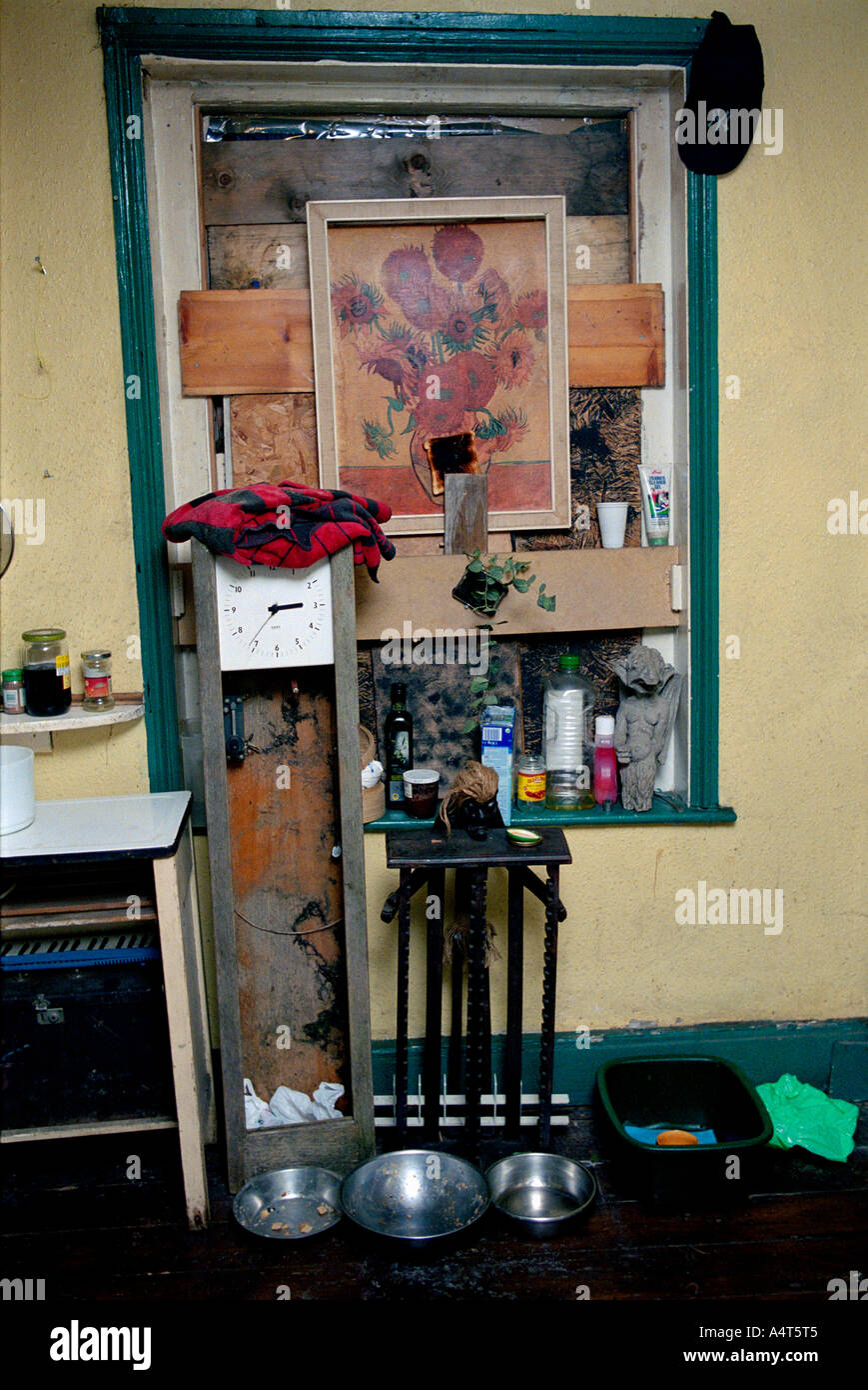 Ancora artistico la vita sulla intavolato finestra St Agnes posto Squat Foto Stock