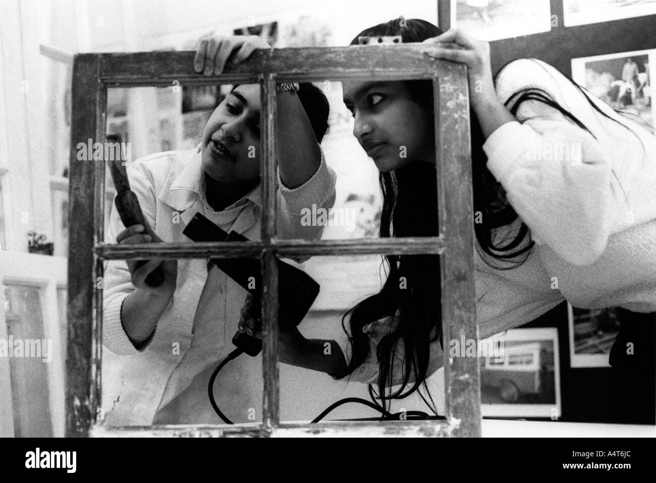 Gli studenti asiatici apprendimento stripping woodcraft telaio della finestra Foto Stock