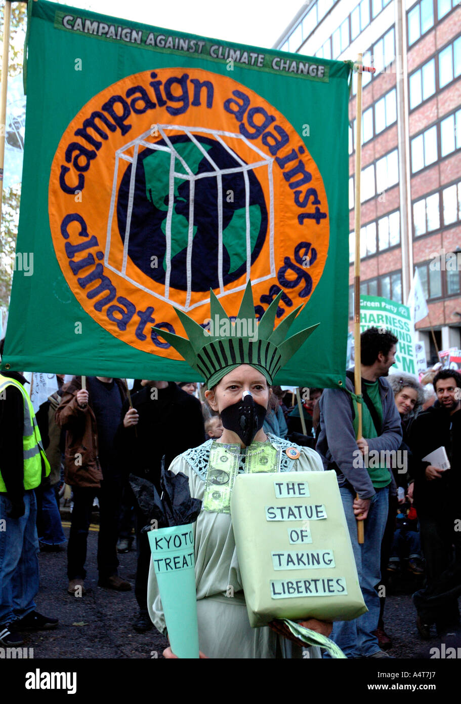 Donna vestita come la Statua della Libertà al Cambiamento Climatico protesta ambientale attraverso il centro di Londra. Foto Stock