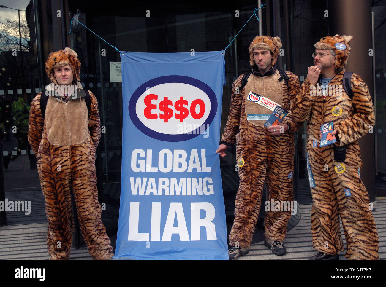 Cambiamenti climatici ambientali targeting protesta Esso Oil Company nel centro di Londra. Foto Stock