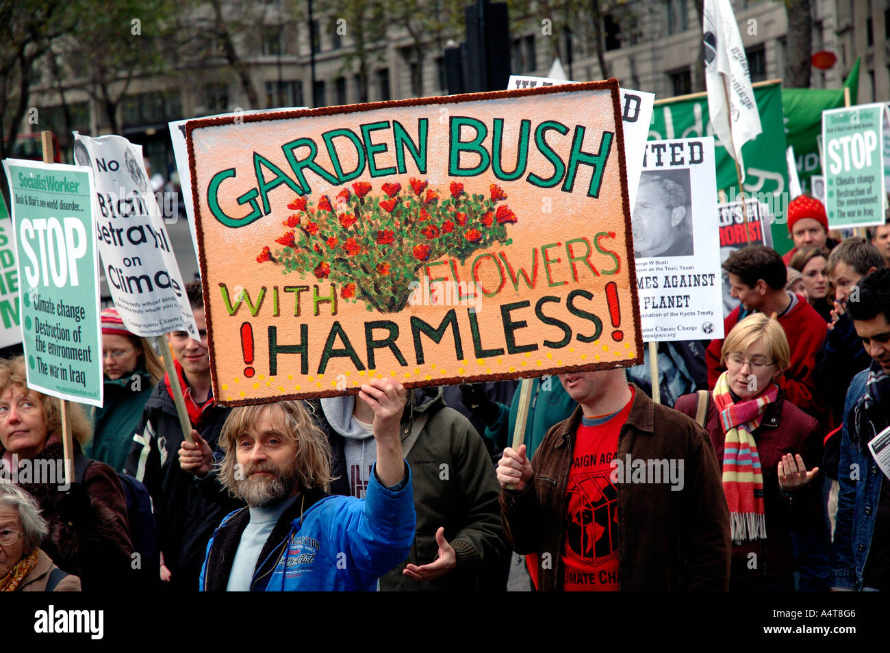 Il cambiamento climatico protesta ambientale attraverso il centro di Londra. Foto Stock