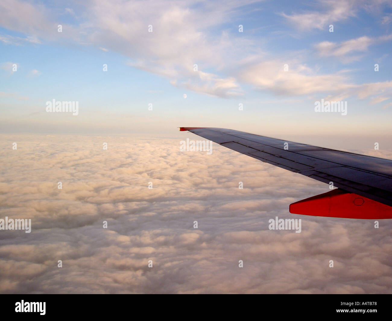 Easyjet airline livrea aereo aereo aereo aereo wing wingtip a breve raggio altitudine di crociera sopra la nuvola Foto Stock