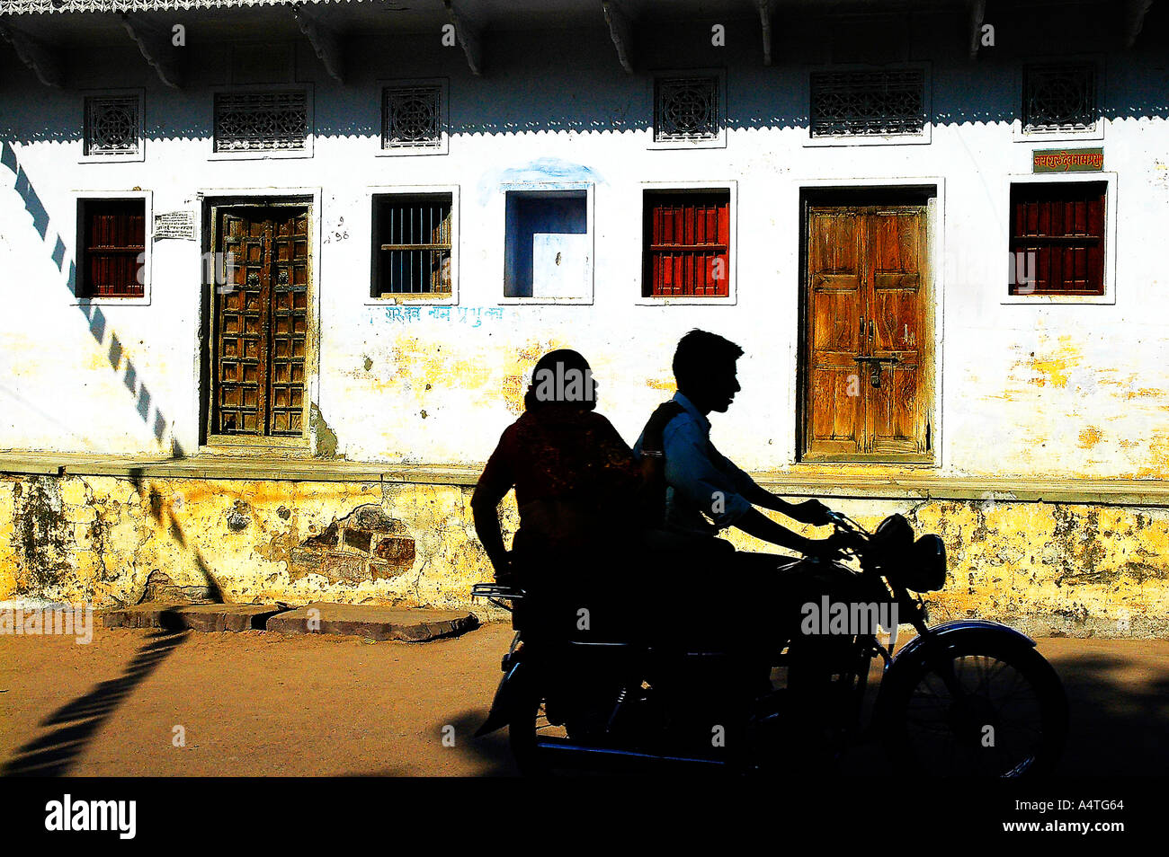 SUB98597 un paio in bici di andare alla fiera di Pushkar Rajasthan in India Foto Stock