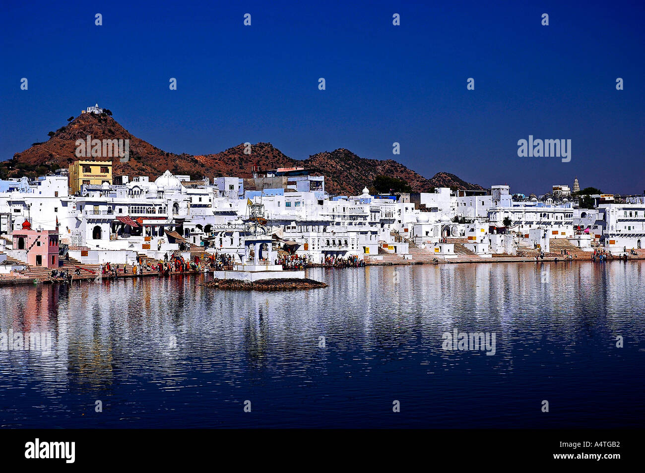 SUB98527 Havelis e case in bianco pristine colore riflesso nel Lago di Pushkar Rajasthan in India Foto Stock