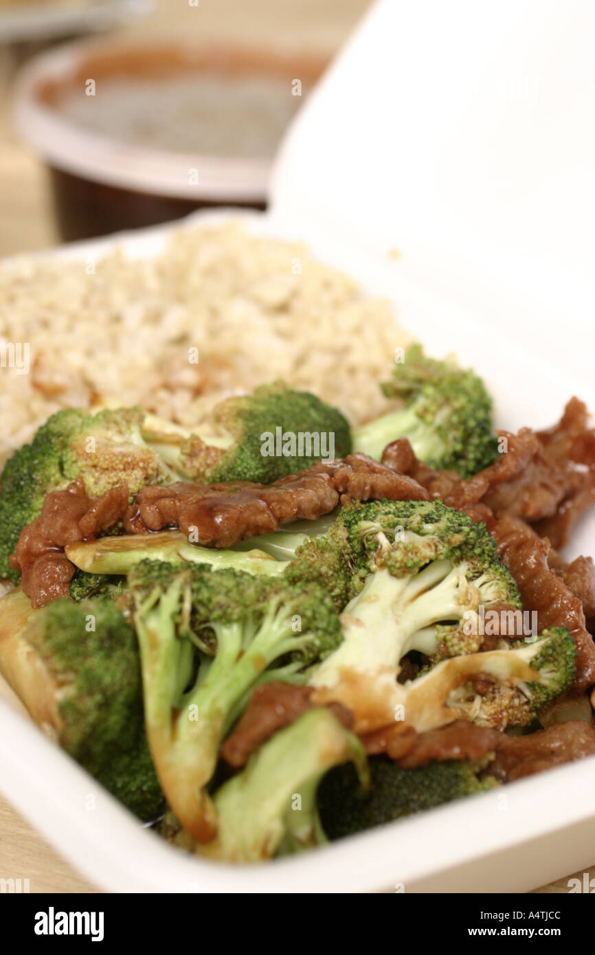 Take away cinese cibo Carni bovine e broccoli con riso marrone Foto Stock
