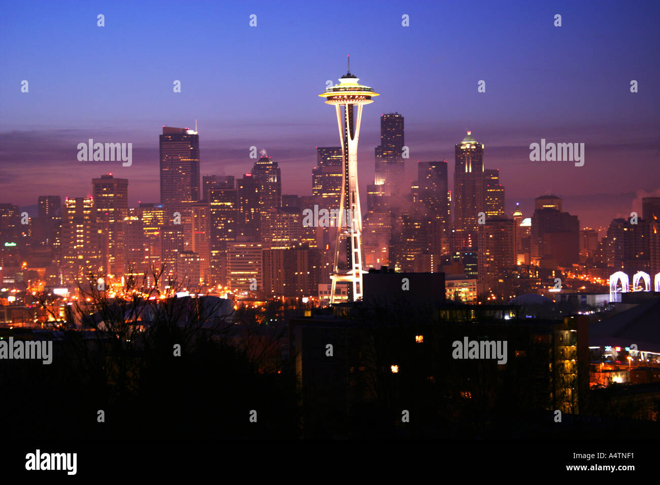 Alba rompe su lo skyline del centro cittadino di Seattle con lo Space Needle accesa da Queen Anne Hill Foto Stock