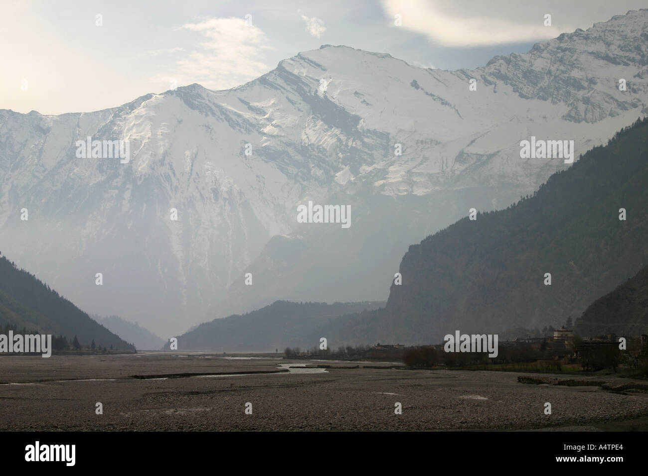 La Kali Gandaki valley nella regione himalayana di Mustang inferiore in Nepal Foto Stock