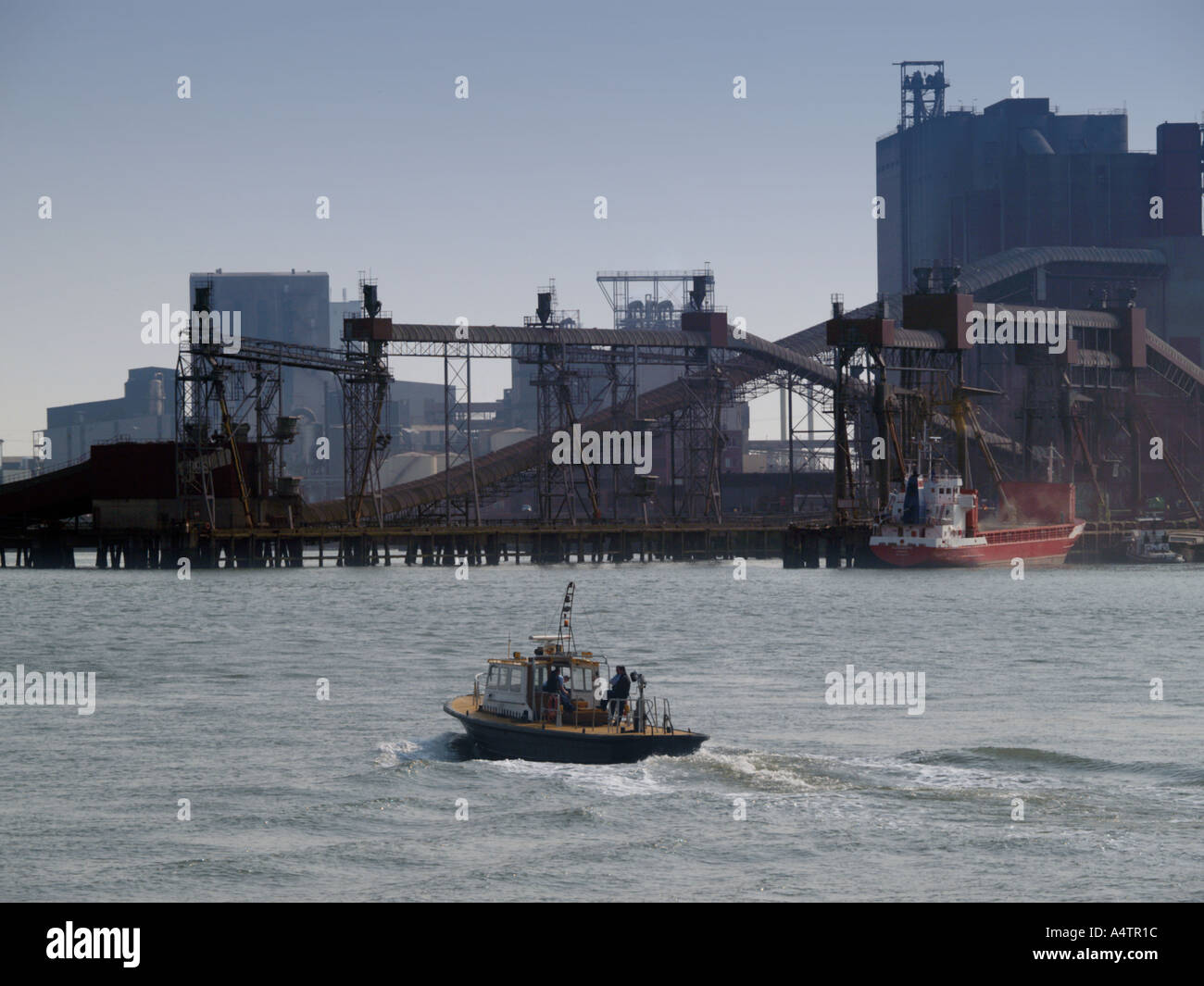 Una piccola pattuglia di crociere in barca attraverso il porto di Rotterdam Paesi Bassi Foto Stock