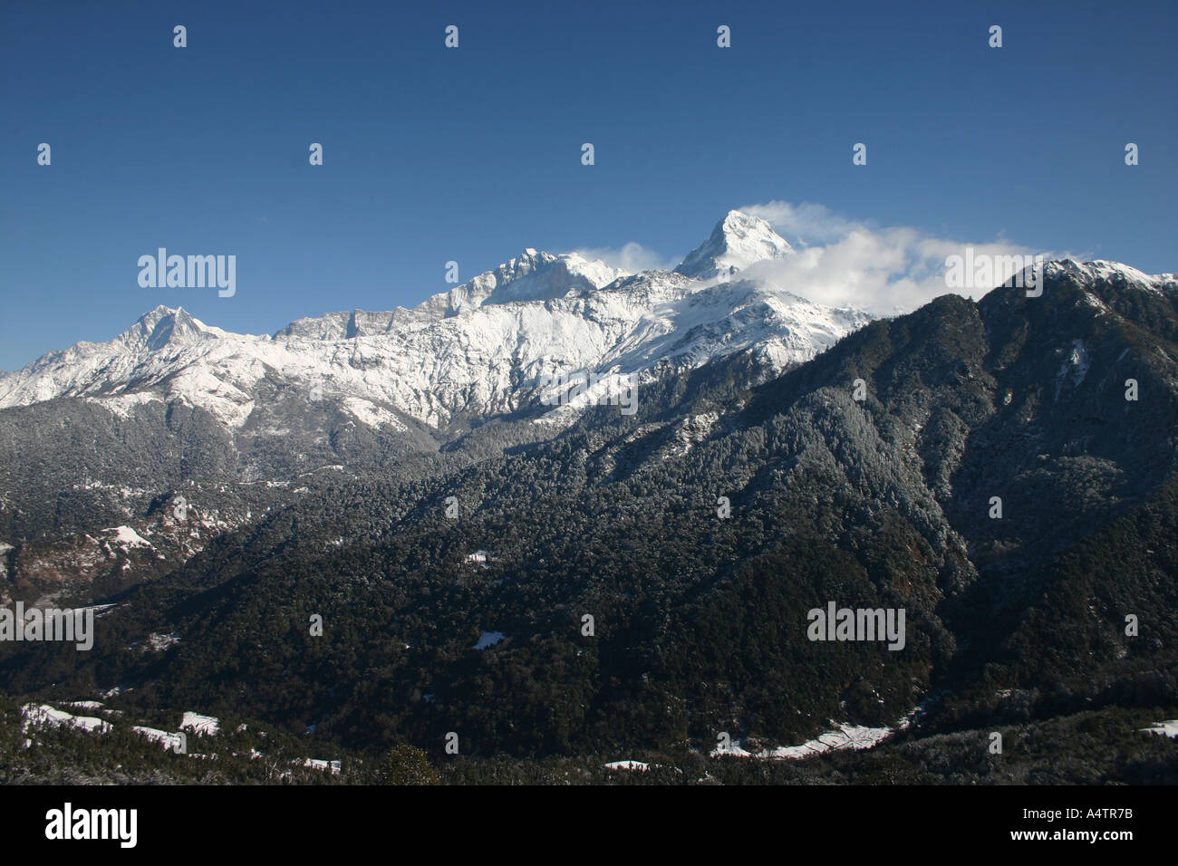 L'Himalayan Annapurna sud ha la neve soffiata via il suo picco Foto Stock