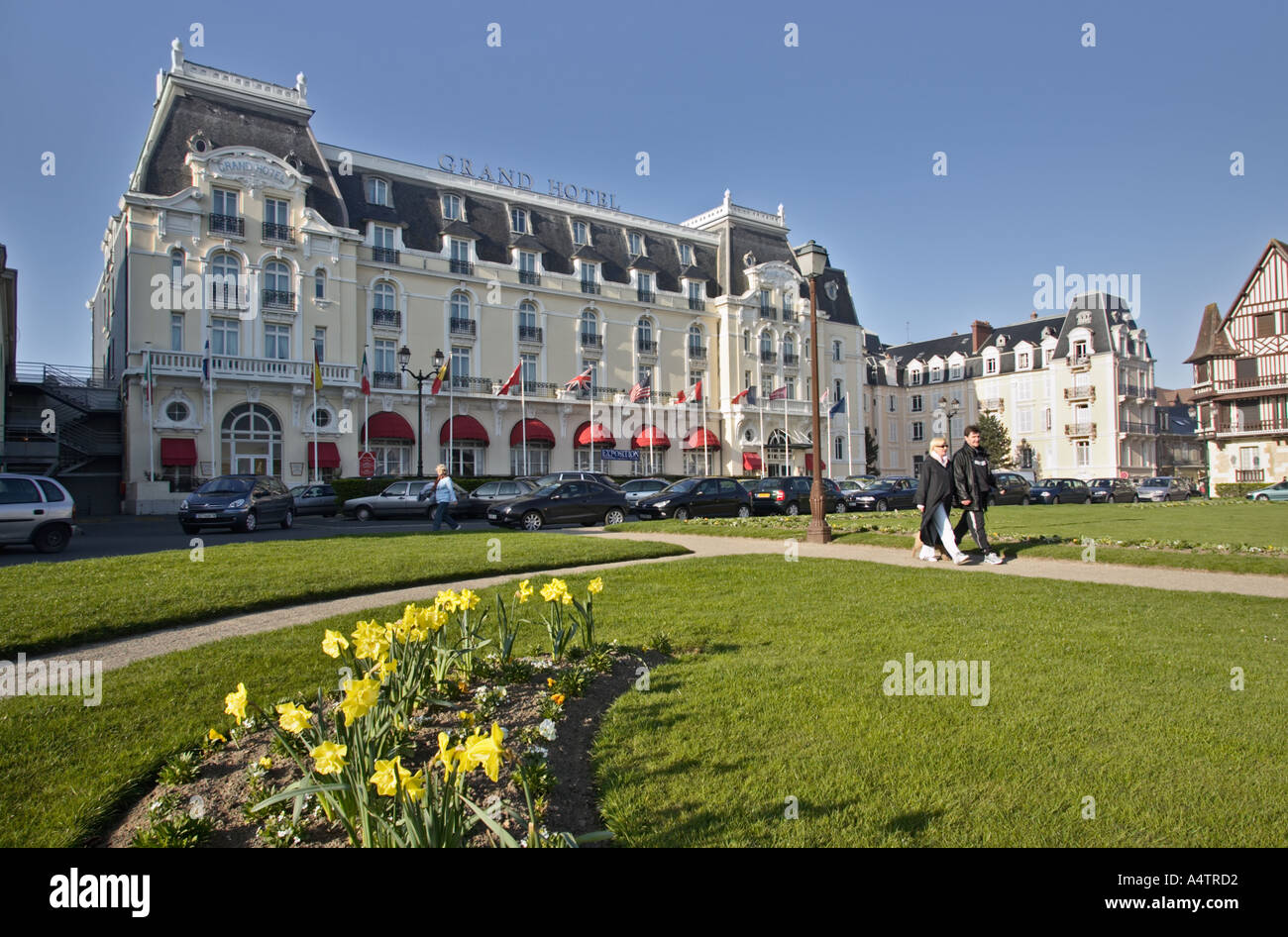 Grand Hotel Cabourg Normandia Francia dai Jardins du Casino Foto Stock