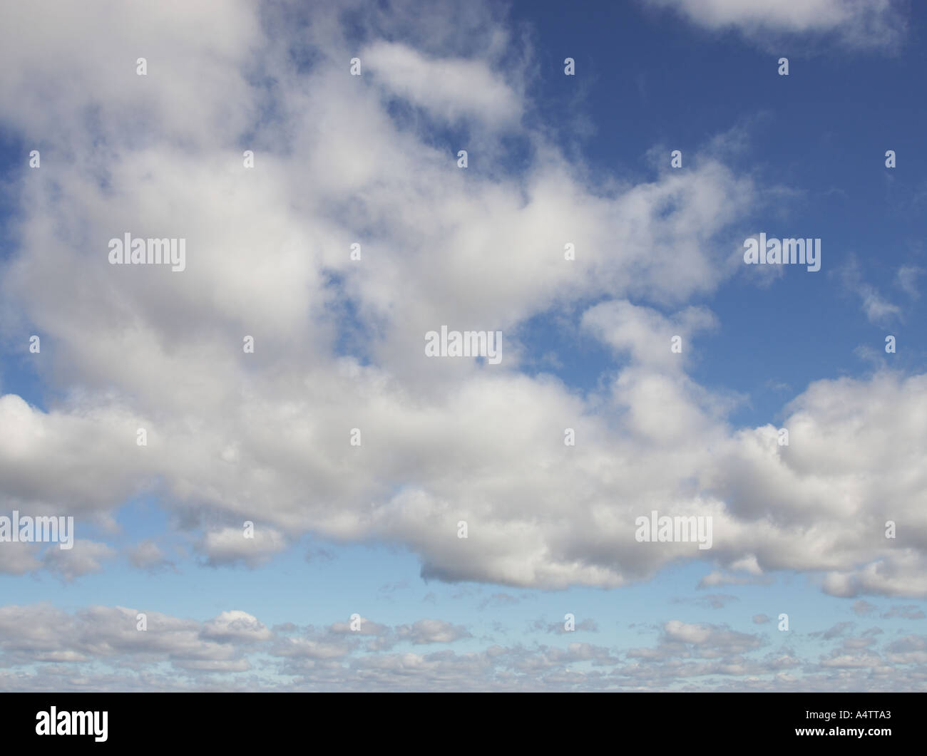 Cielo blu con sfondo nuvole di cumulus Foto Stock