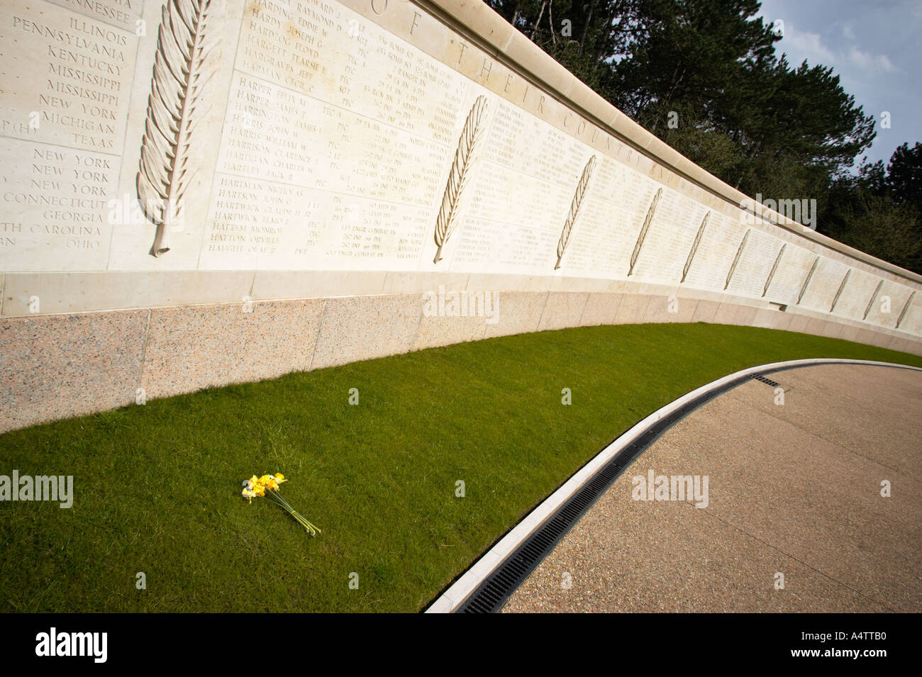 I militari americani cimitero, Colleville sur Mer, Normandia, Francia - parete incisa nel giardino del mancante Foto Stock