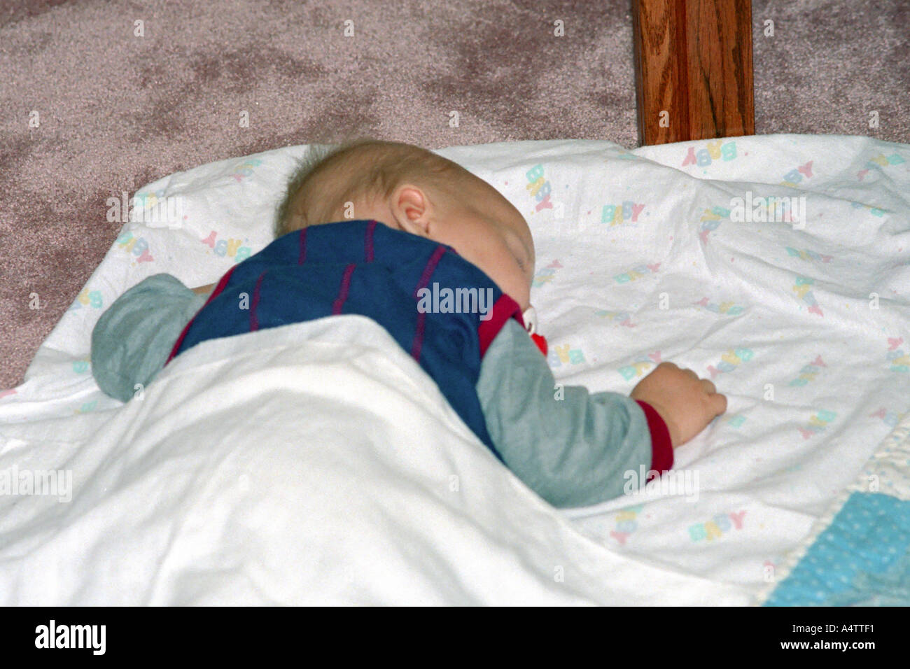 Bambino che dorme Foto Stock
