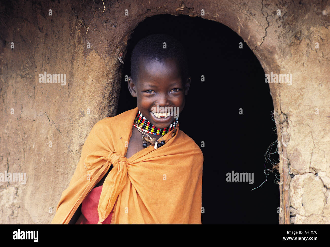 Maasai ragazza nel portale ad arco del suo rifugio Foto Stock
