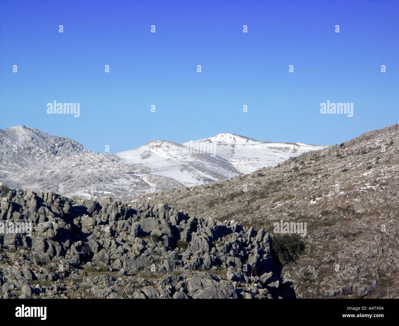 La neve sulla cima di una montagna di neve in Spagna in Spagna las Serranías de Ronda montagne andalusia andalusia andaluso andaluso Foto Stock