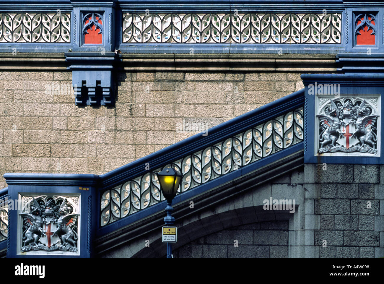 Decorate passi il Tower Bridge di Londra Foto Stock