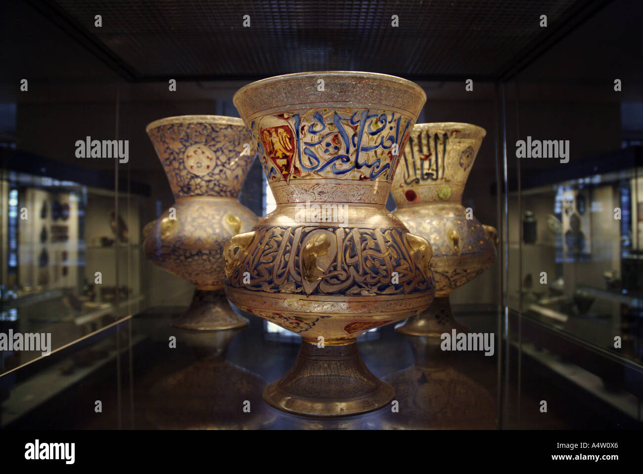 Il XIV secolo vaso islamico Foto Stock