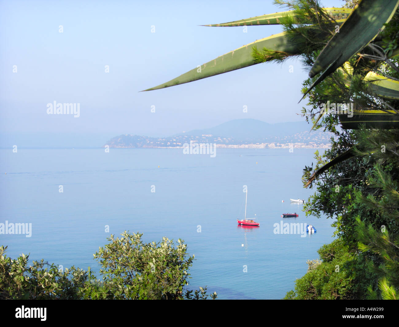 COTE D AZUR LA CROIX VALMER VICINO A ST TROPEZ acqua marinaio di vela barca persone fun blue sea waterside Foto Stock