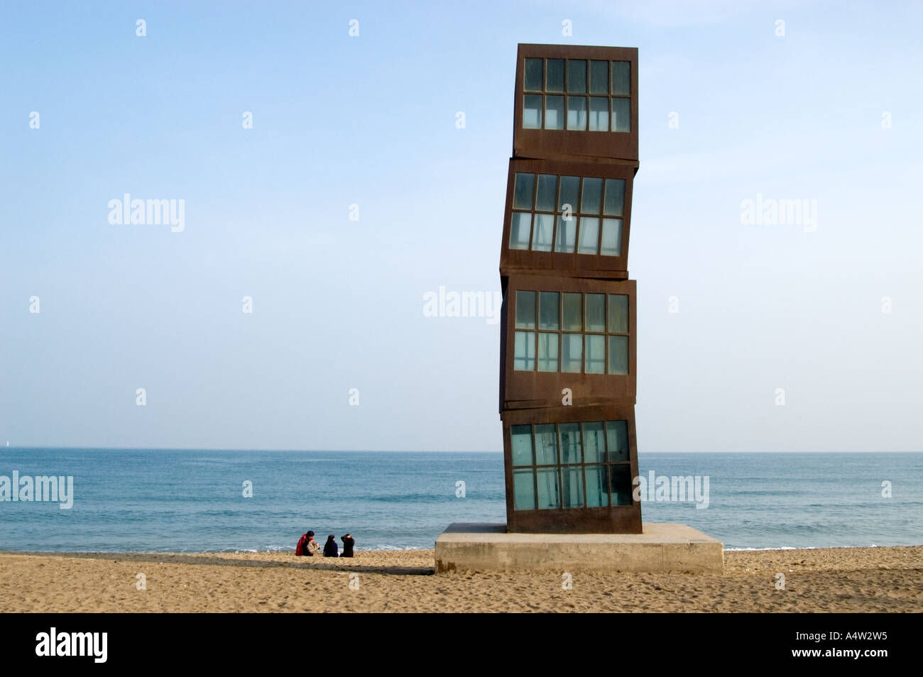 L'Estel Ferit scultpure acciaio da Rebecca Horn sulla spiaggia di Barceloneta, Barcellona, Spagna Foto Stock