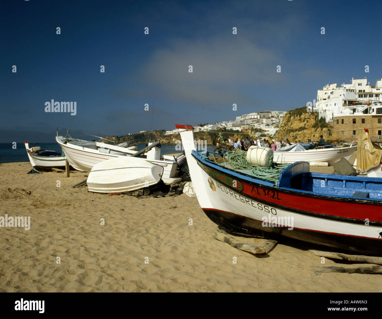 Spiaggia e barche Albufeira Algarve Portogallo Foto Stock