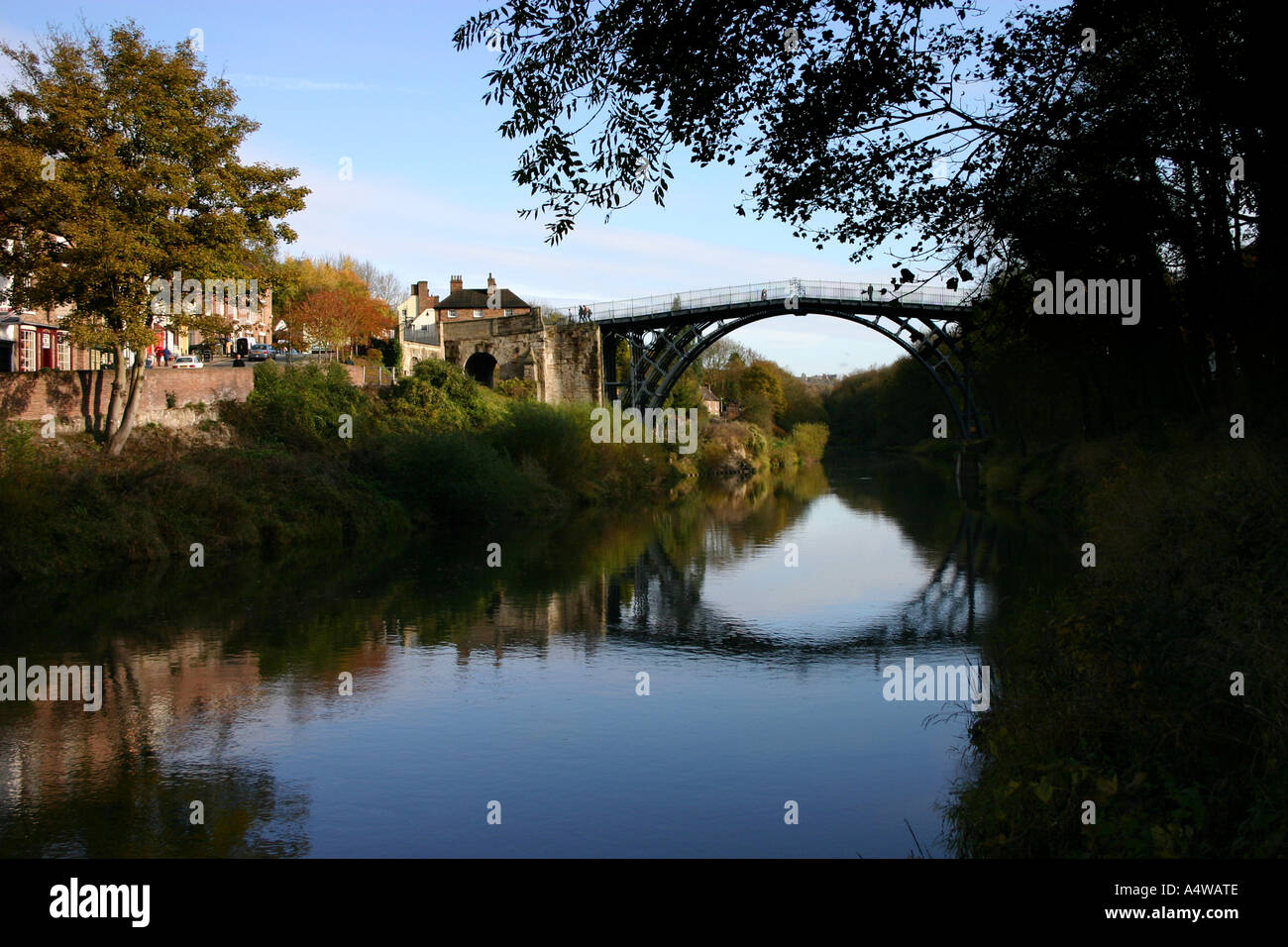 Il primo ponte in ferro costruito di Ironbridge Shropshire Foto Stock