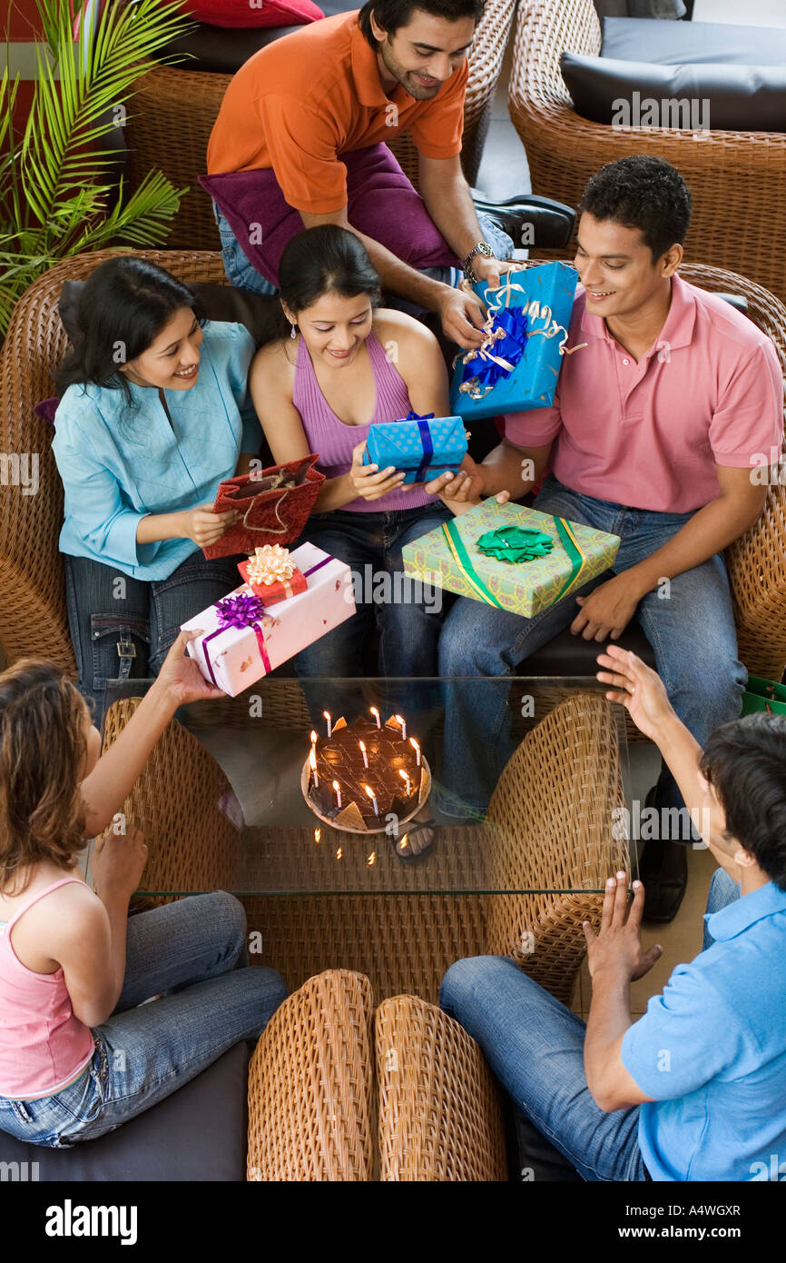 Angolo di alta vista di amici per festeggiare un compleanno Foto Stock