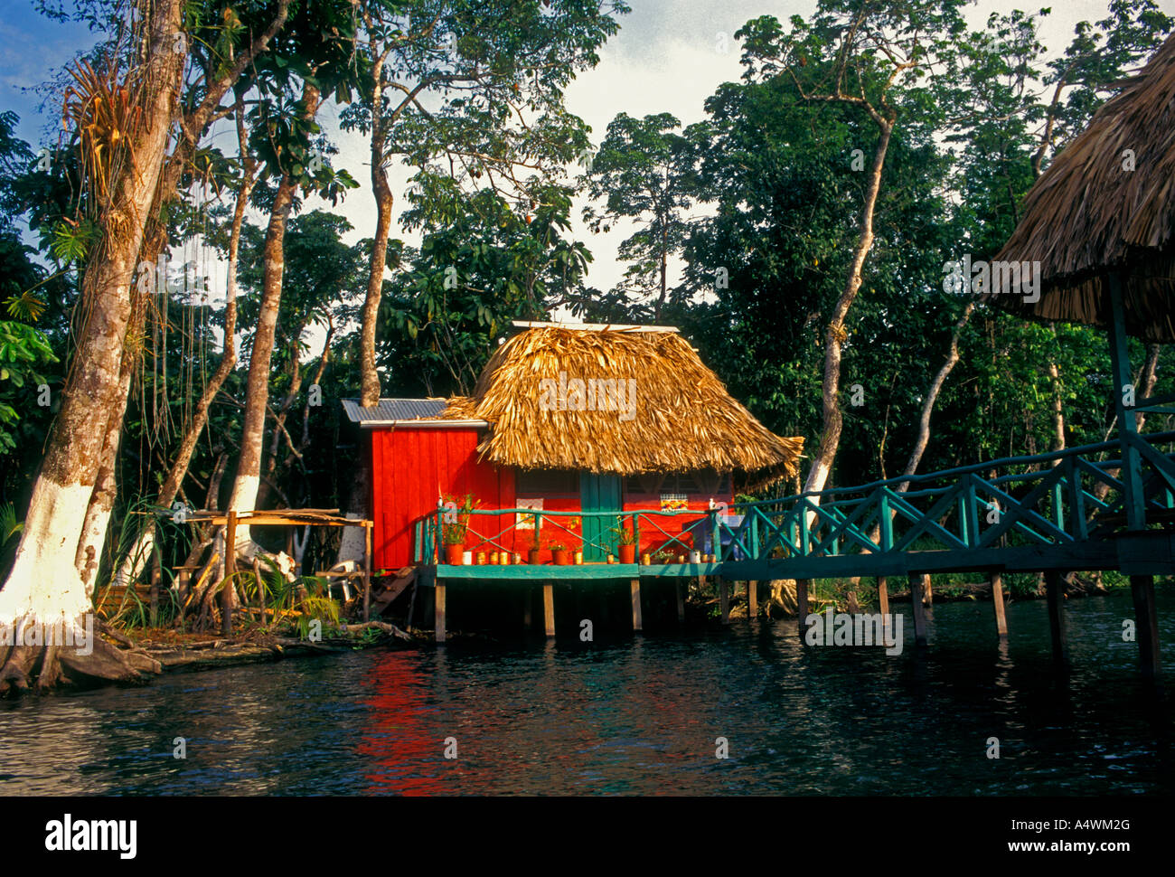 Home su palafitte, casa su palafitte, Rio Dulce, fiume Dulce, vicino alla città di El Relleno, Dipartimento di Izabal, Guatemala, America Centrale Foto Stock