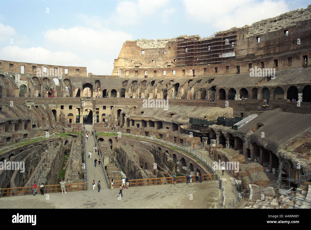 Una vista dell'interno dell'antica Colosseo a Roma Italia Foto Stock