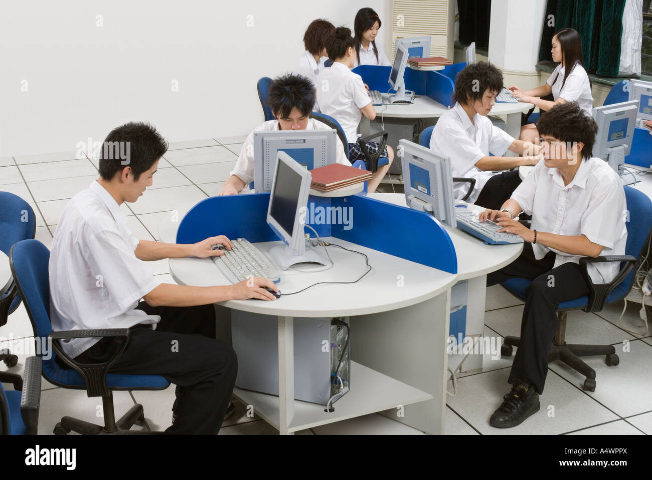 Gli studenti che lavorano in laboratorio informatico Foto Stock