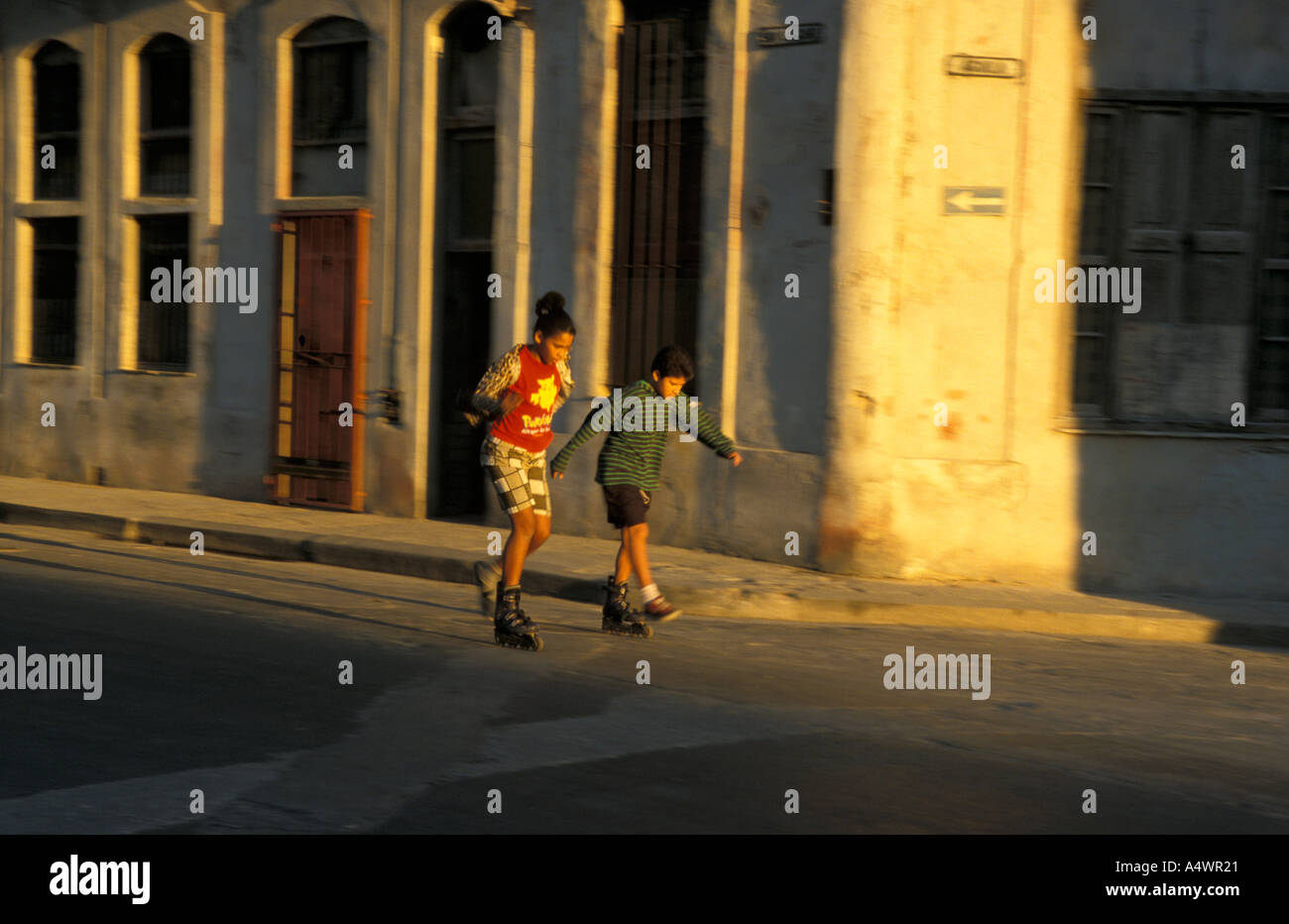 Havana Cuba la condivisione di una coppia di pattini a rotelle in linea Foto Stock