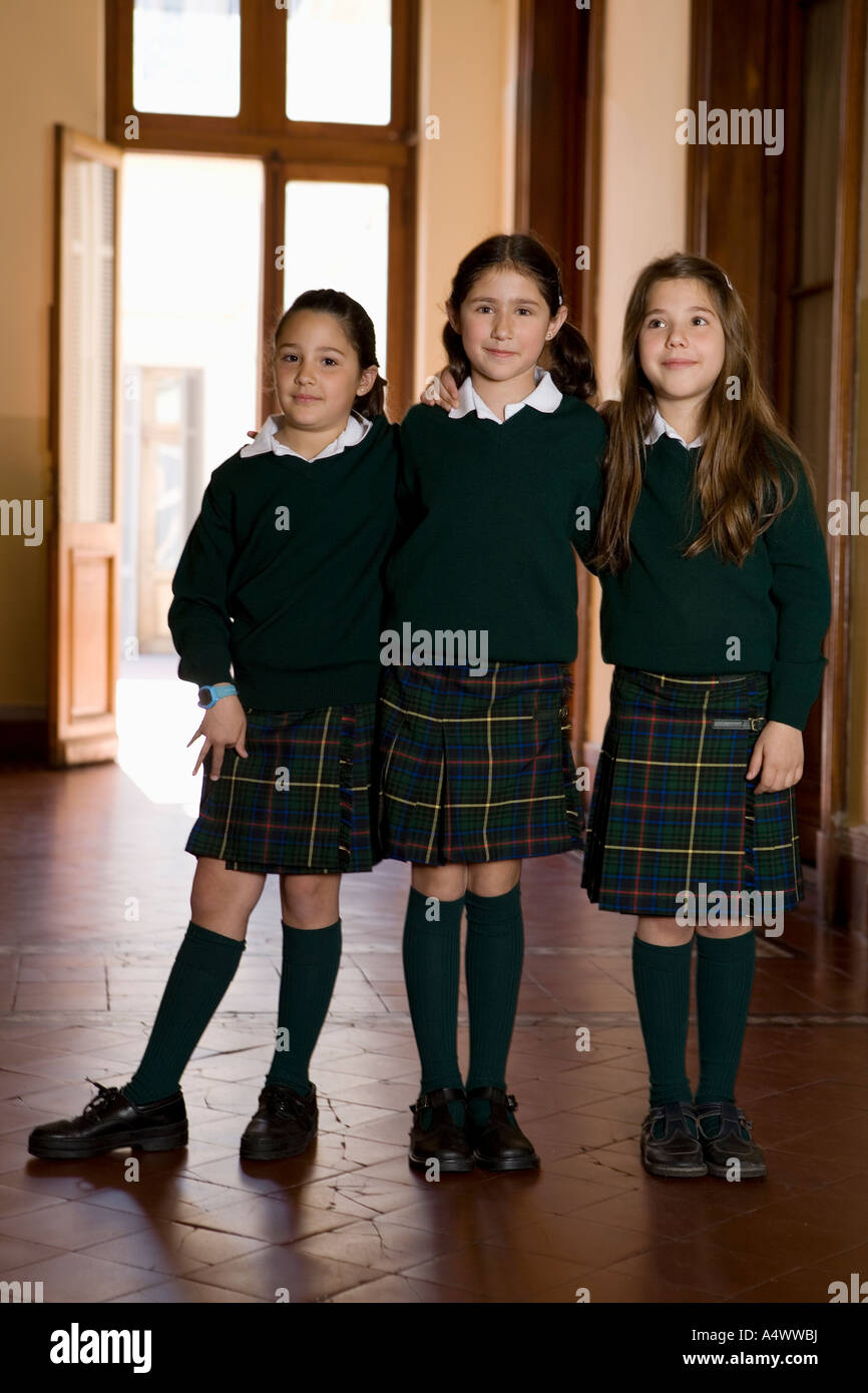 Studenti di sesso femminile abbracciando nel corridoio della scuola Foto Stock