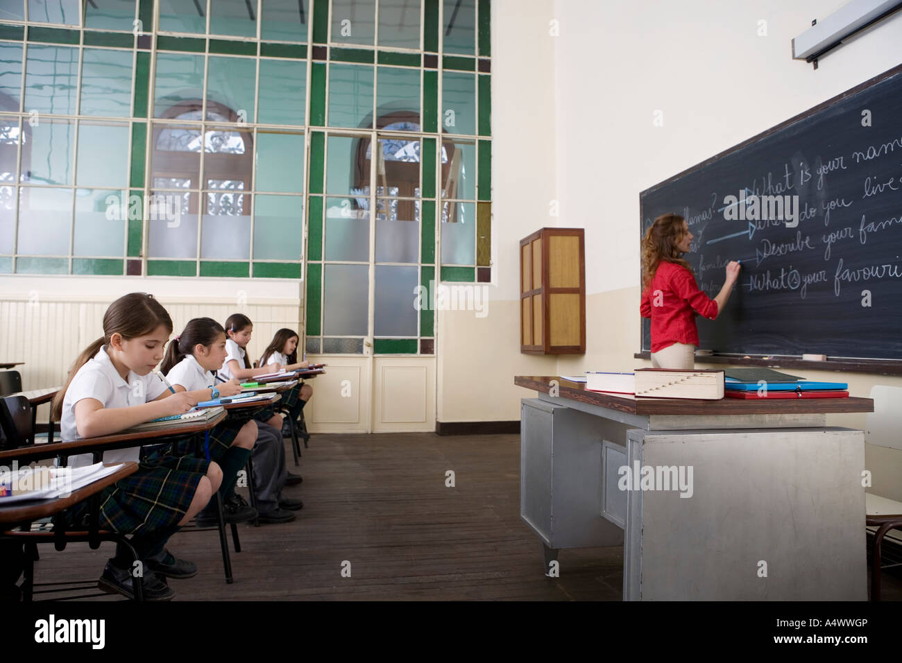 I giovani studenti di prendere appunti in classe Foto Stock