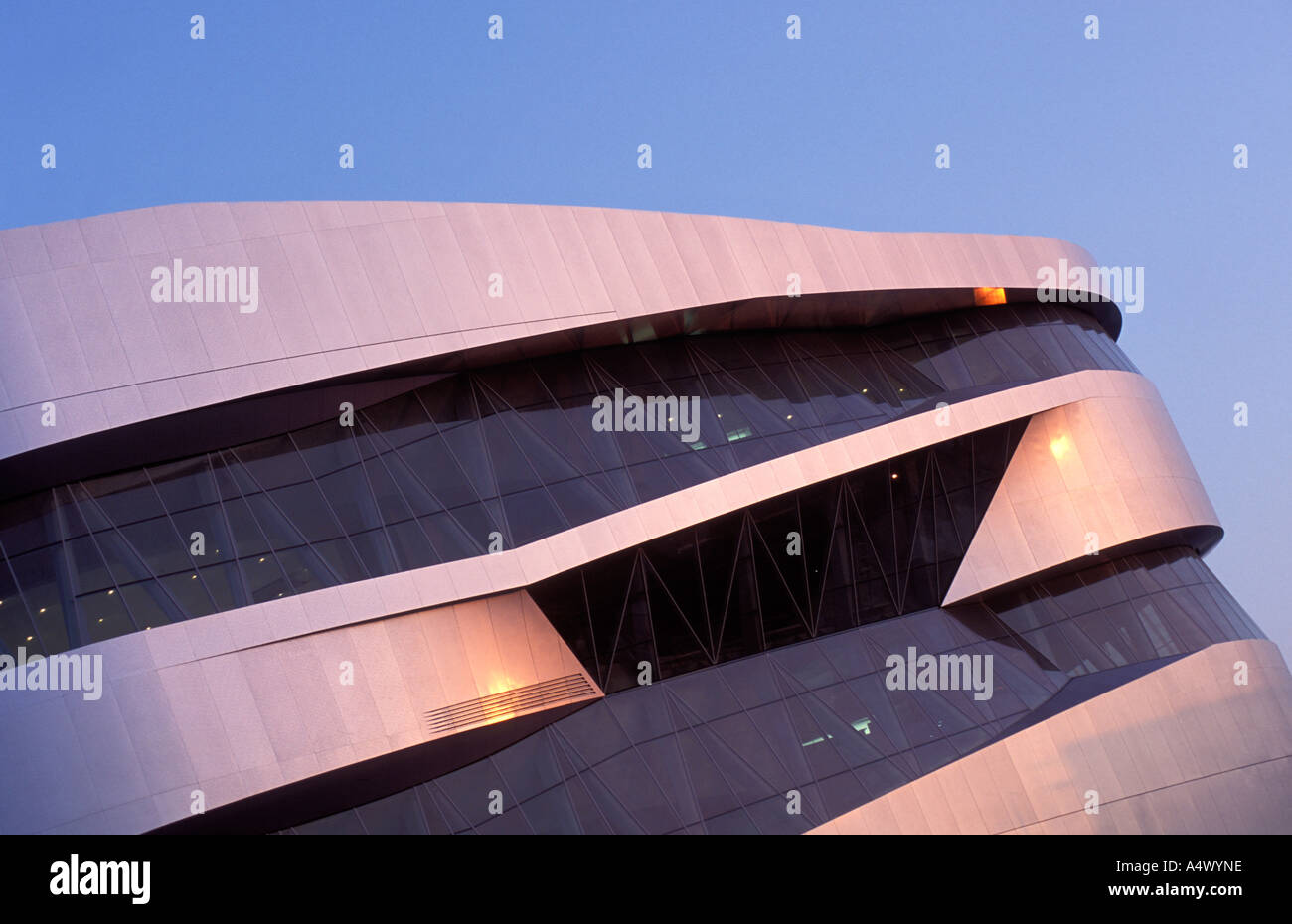 Nuovo museo Mercedes Benz a Stoccarda Untertuerkheim Baden Württemberg Germania Foto Stock