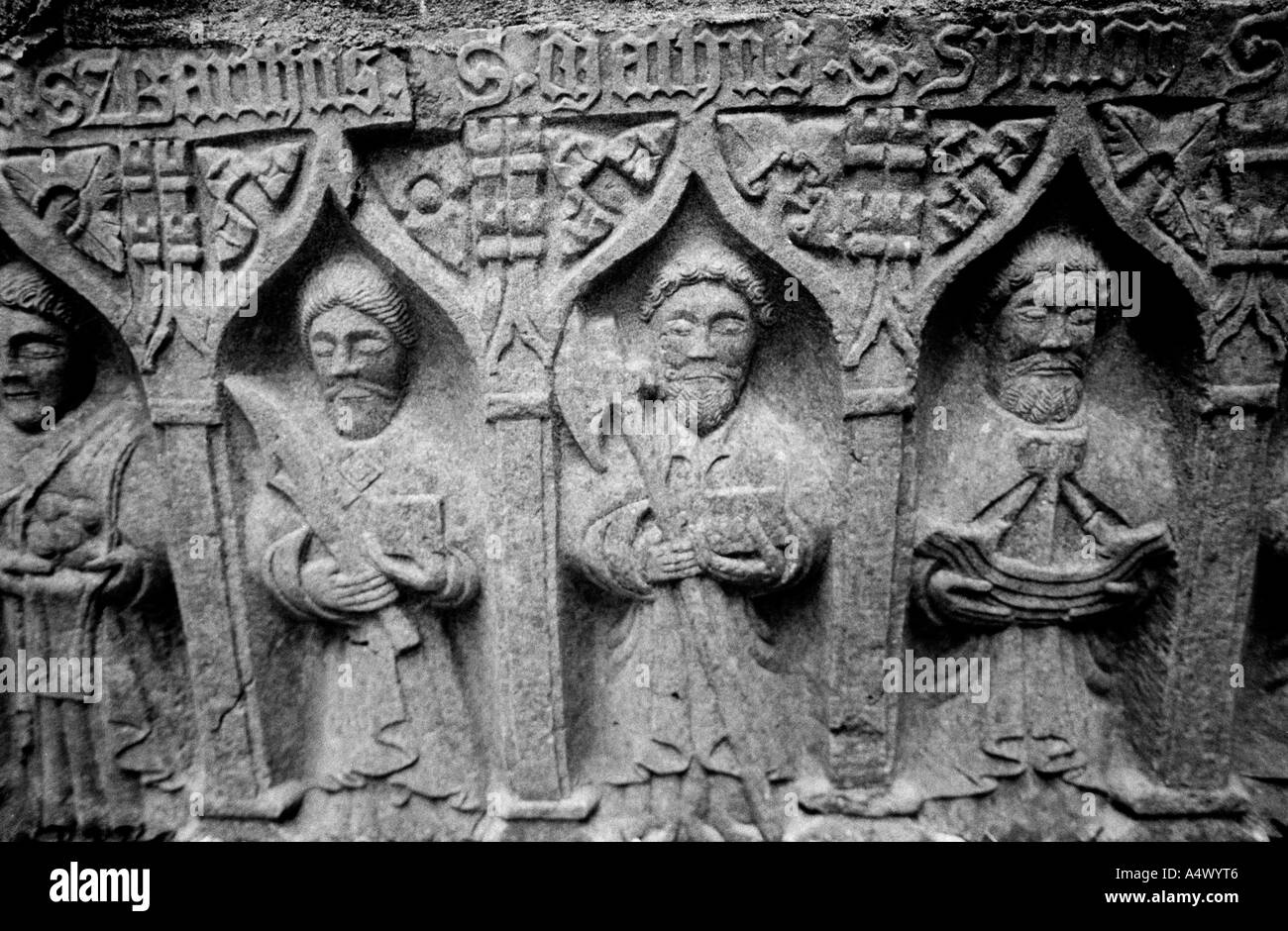 Inizio Christain santi scolpiti in un rilievo in un churh in Irlanda meridionale. Foto Stock