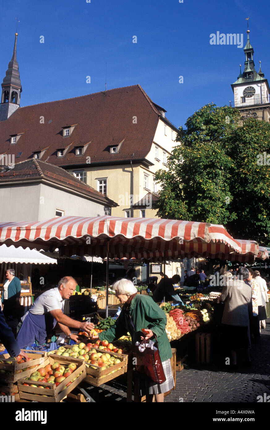Le bancarelle del mercato al mercato settimanale in piazza mercato Bad Cannstatt Stuttgart Baden Württemberg Germania Foto Stock