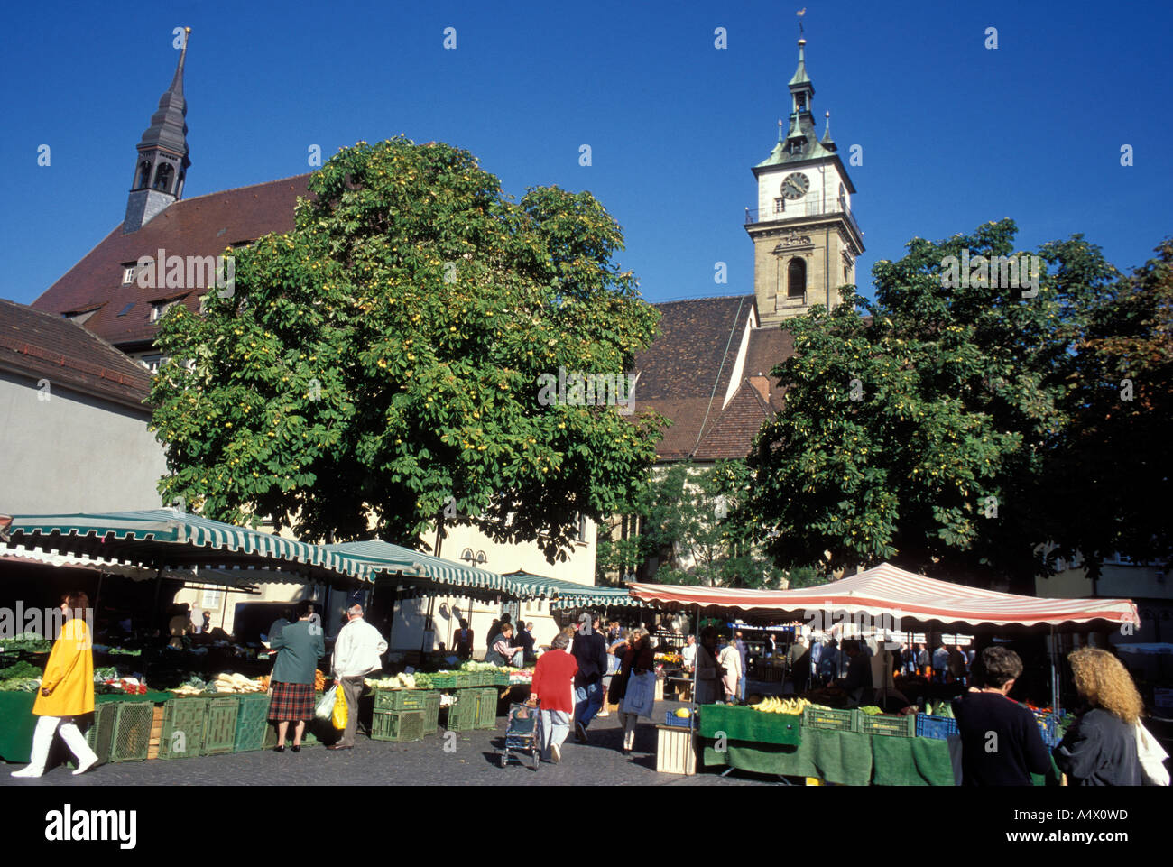 Le bancarelle del mercato al mercato settimanale in piazza mercato Bad Cannstatt Stuttgart Baden Württemberg Germania Foto Stock