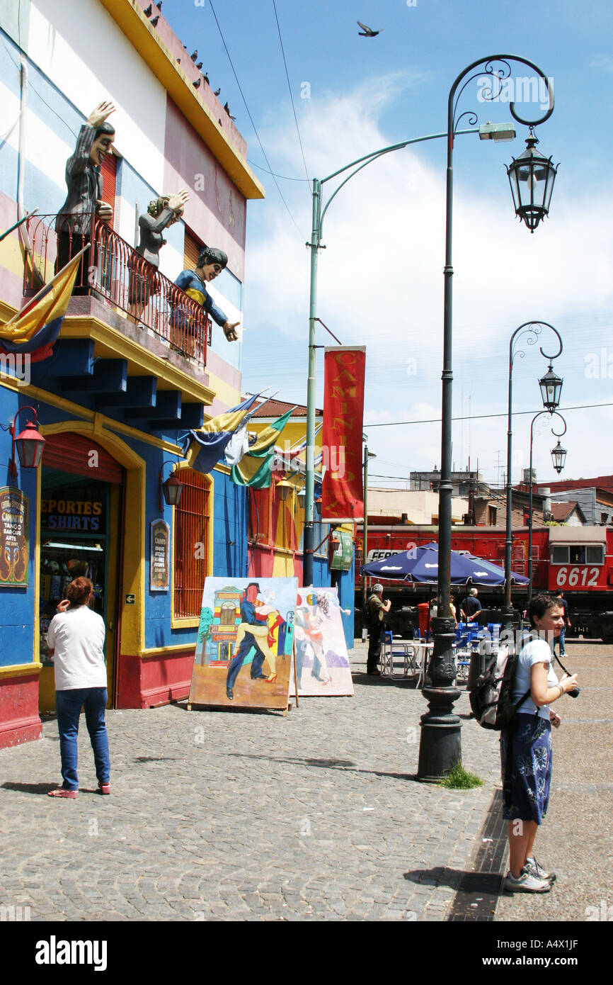 Coloratissimo negozio di fronte in una strada a La Boca con politiche cartapesta figure sul balcone,Buenos Aires Argentina. Foto Stock