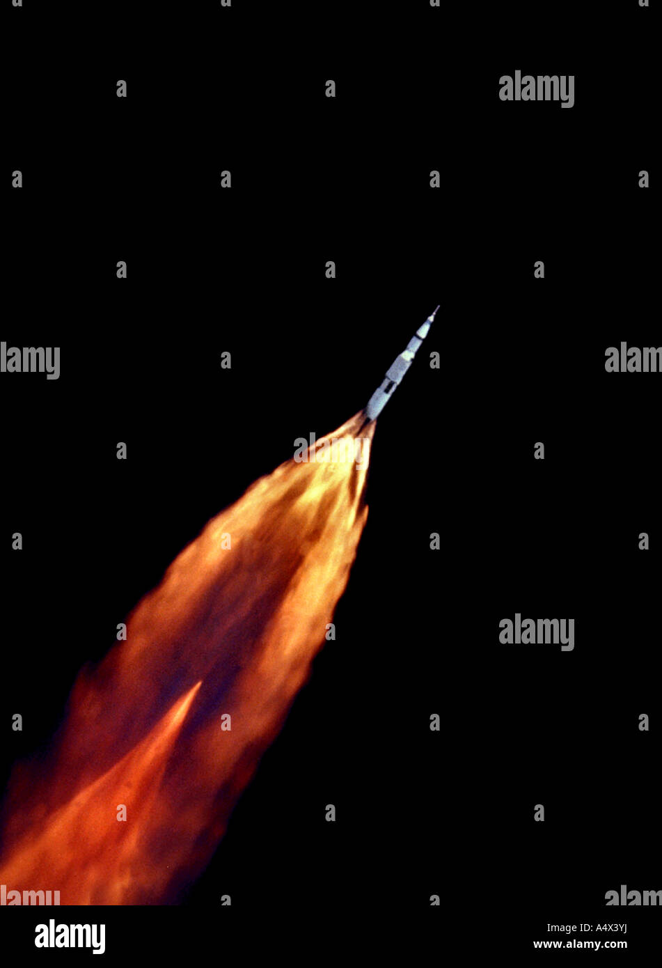 L'Apollo 11 Saturn V veicolo spaziale si arrampica verso orbita dopo il decollo voce alla luna versione avanzata della NASA originale Foto Stock