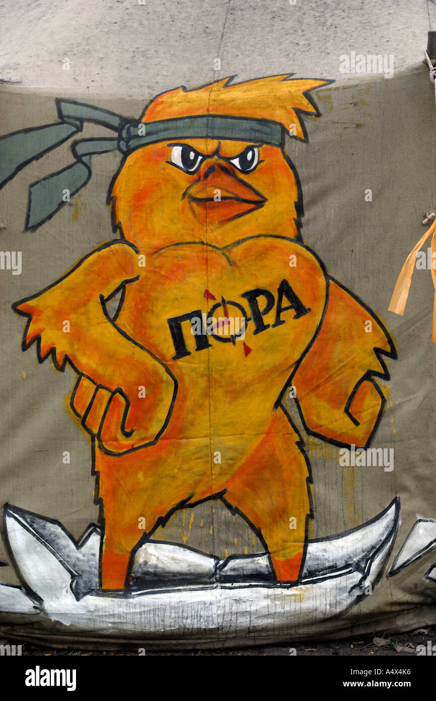 Ucraina, URK, Kiev, 03.01.2005. Dipinto di pulcino arancione con il segno della gioventù panucraino organizzazione pubblica 'PORA'. Foto Stock