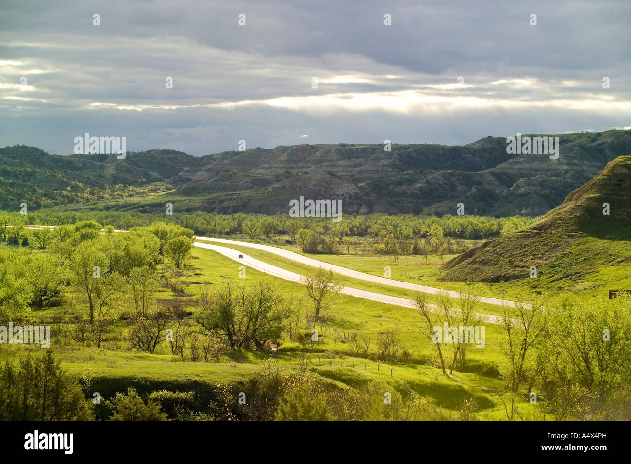 Interstate 94 quando esso passa attraverso il Parco nazionale Theodore Roosevelt North Dakota Foto Stock