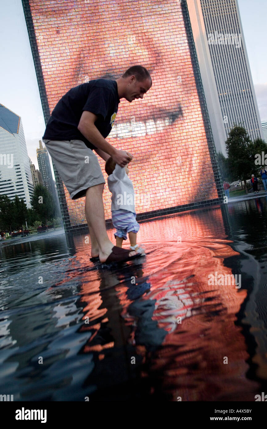 Bambini che giocano in acqua a corona Fontana nel Millennium Park Chicago Illinois Foto Stock
